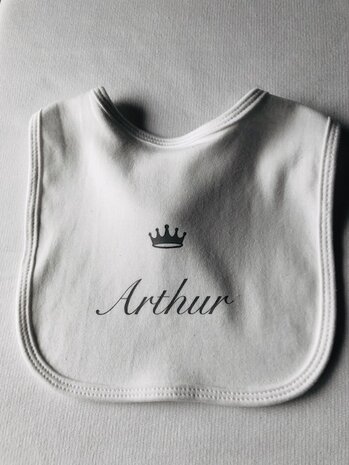 wit slabbetje - lettertype Arthur lichtgrijs - print kroon